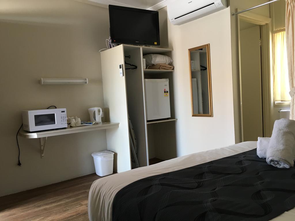 Plantation Park Motor Inn Ayr Room photo