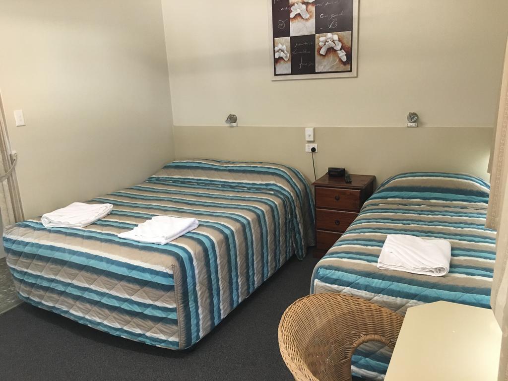 Plantation Park Motor Inn Ayr Room photo